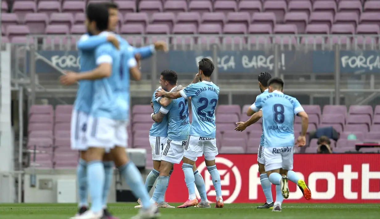 Para pemain Celta Vigo merayakan gol yang dicetak oleh Santi Mina ke gawang Barcelona pada laga Liga Spanyol di Stadion Camp Nou, Minggu (16/5/2021). Barca takluk dengan skor 1-2. (AFP/Pau Barrena)