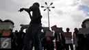 Demonstran dari Koalisi Masyarakat Sipil Antikorupsi dan Musisi berteriak saat menggelar Aksi memasang spanduk di Depan gedung DPR, Jakarta, Rabu (17/2/2016). Dalam aksinya mereka menuntut  "Tolak Revisi UU KPK".(Liputan6.com/Johan Tallo)