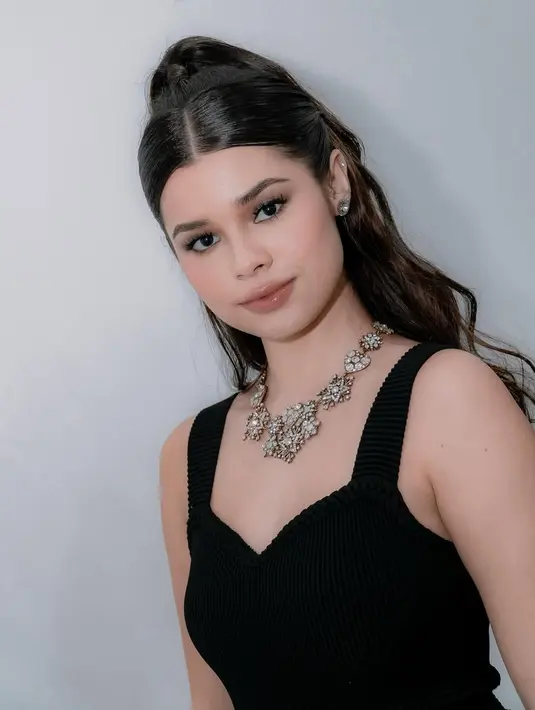 Dany Barca nampak memanfaatkan teknik makeup yang menonjolkan keindahan alami wajah Maria dengan efek dramatis yang tetap terasa elegan dan tidak berlebihan. Riasan dimulai dengan dasar kulit yang mulus dan bercahaya. Kontur wajah yang halus dan tepat menambah definisi pada struktur wajah Maria, membuatnya terlihat semakin anggun.  [@mariatheodoree].