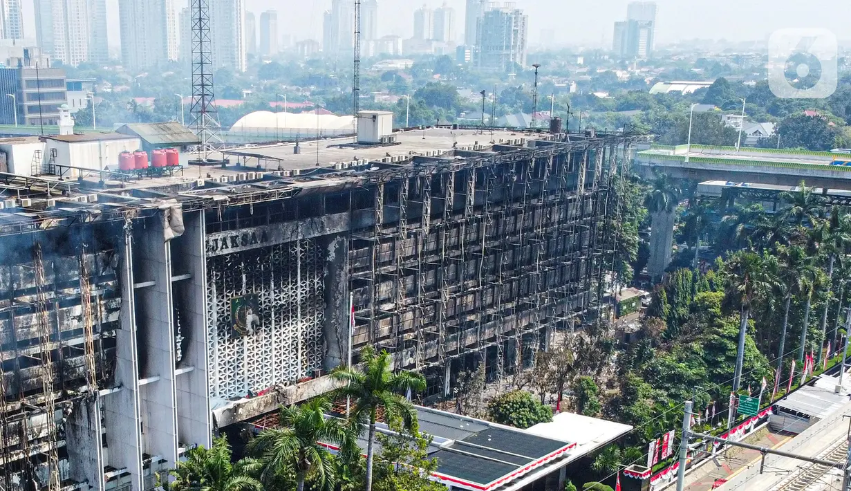 Foto udara gedung utama Gedung Kejaksaan Agung Republik Indonesia usai kebakaran hebat di Jakarta, Minggu (23/8/2020). Kebakaran selama 11 jam menyebabkan gedung utama Kejaksaan Agung, baik sayap kanan maupun kiri, hangus terbakar. (Liputan6.com/Faizal Fanani)
