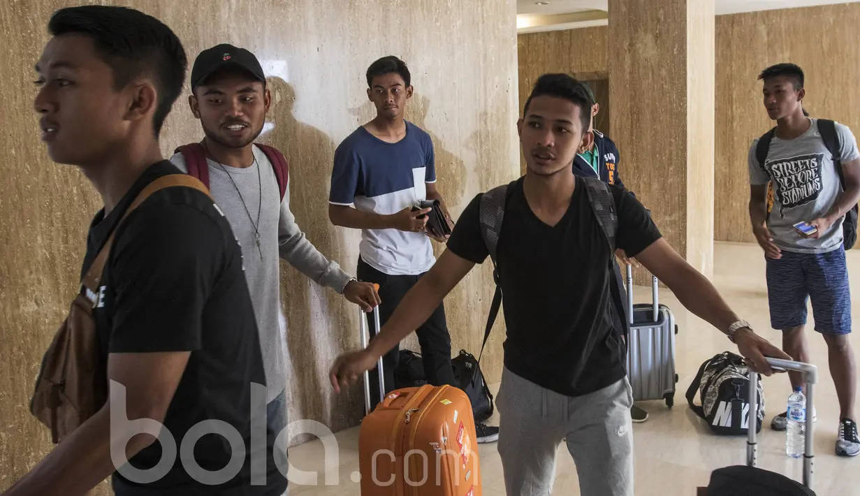 Gian Zola, Febri Haryadi dan Henhen Herdiana berpamitan kepada rekan-rekan mereka dan kembali ke Bandung dengan menggunakan mobil. (Bola.com/Vitalis Yogi Trisna)