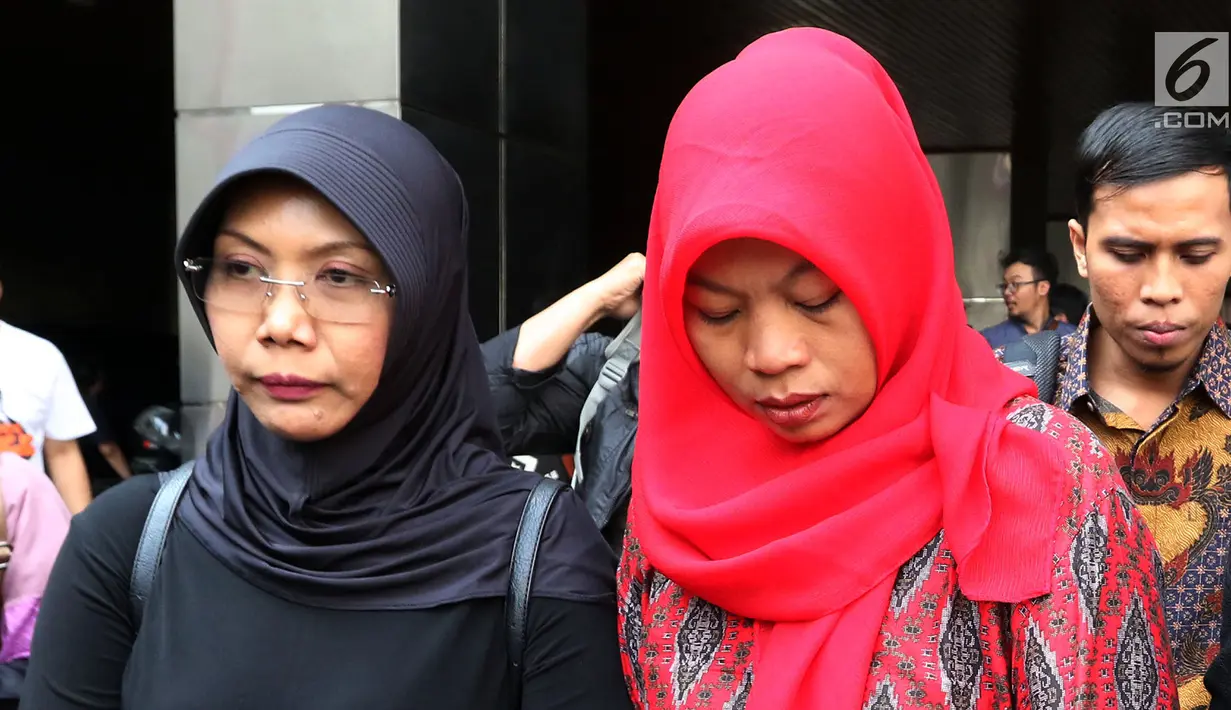 Terpidana kasus pelanggaran UU ITE, Baiq Nuril (kanan) usai menemui Jaksa Agung HM Prasetyo di gedung Kejaksaan Agung, Jakarta, Jumat (12/7/2019). Kedatangan Baiq Nuril itu untuk mengajukan penangguhan eksekusi. (Liputan6.com/Johan Tallo)