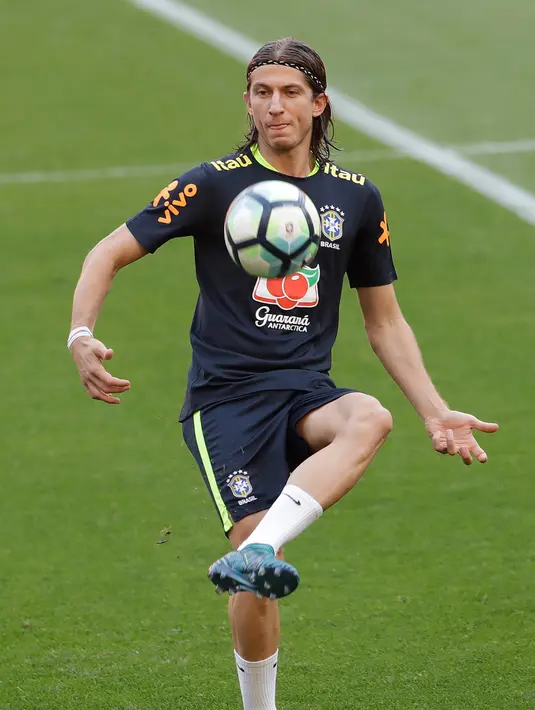 Bek Brasil, Filipe Luis mengumpan bola saat mengikuti sesi latihan di Porto Alegre, Brasil, (29/8). Brasil akan menghadapi Ekuador dalam pertandingan sepak bola kualifikasi Piala Dunia 2018 pada 31 Agustus. (AP Photo / Andre Penner)