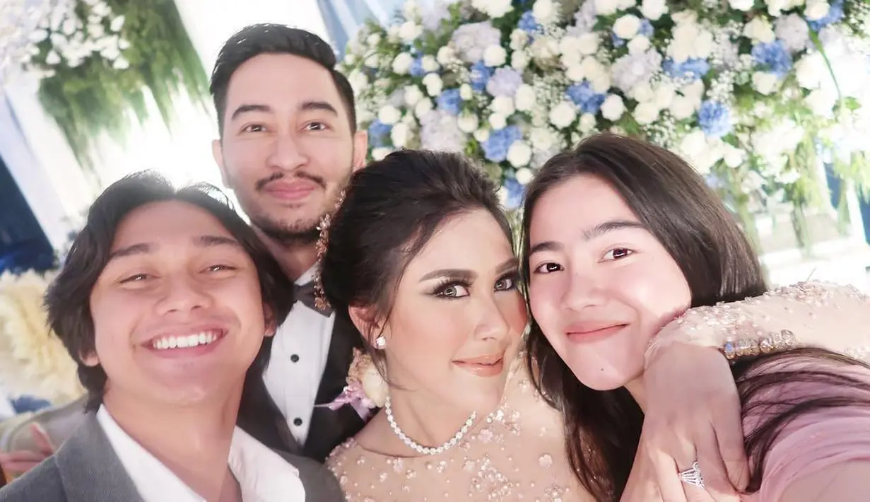 Caesar Hito dan Felicya Angelista juga hadir di pernikahan Syahanaz dan Jeje. Kira-kira kapan Caesar Hito dan Felicya menyusul Jeje dan Syahanaz ya? (foto: instagram.com/felicyangelista_)