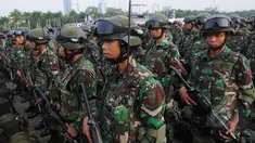 Personel TNI mengikuti gelar pasukan pengamanan KAA ke-60 2015 di Kawasan Monas, Jakarta, Rabu (15/4/2015). Apel gabungan TNI-Polri ini dihadiri Panglima TNI Jenderal TNI Moeldoko, Wakapolri Komjen Pol Badrodin Haiti. (Liputan6.com/Herman Zakharia)