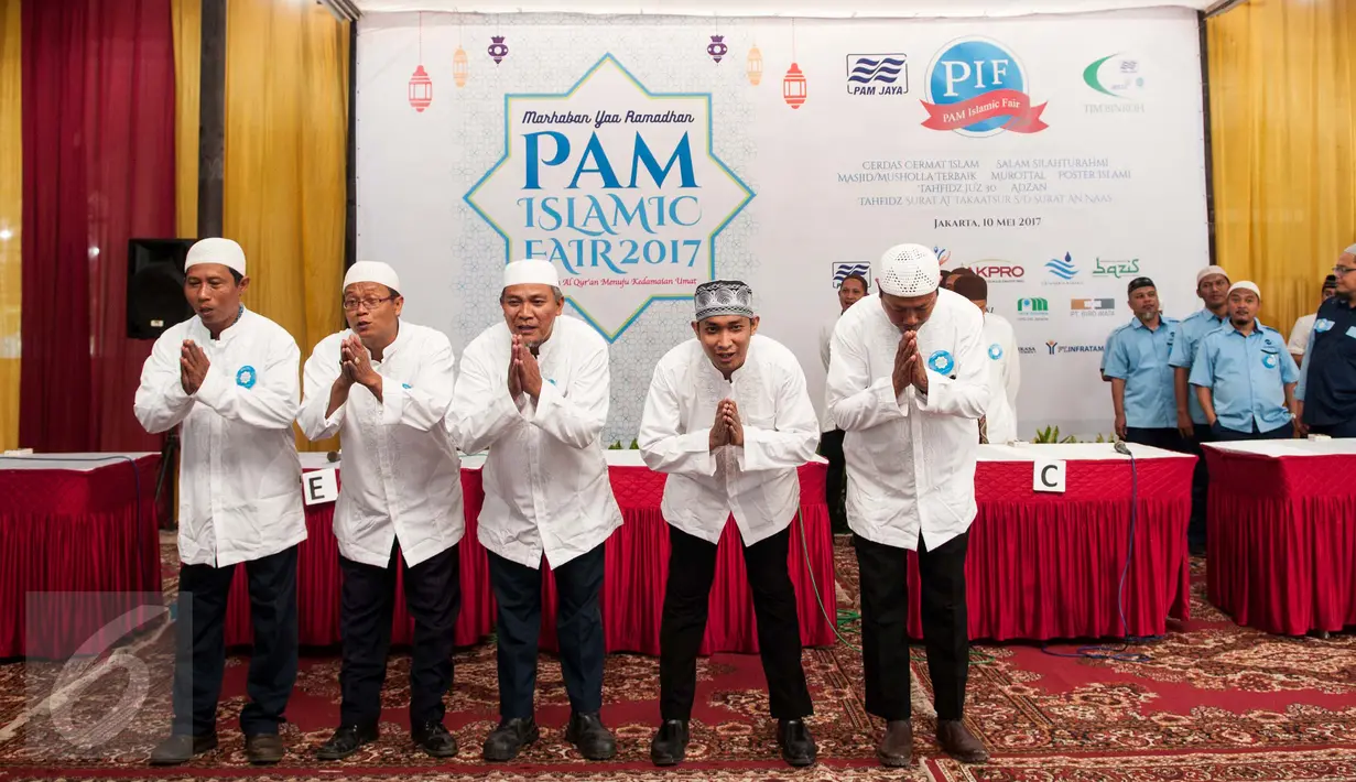 Sejumlah peserta lomba cerdas cermat memperkenalkan diri pada acara PAM Islamic Fair 2017 di Jakarta, Rabu (10/5). Acara tahunan ini digelar untuk mempererat tali silaturahmi di antara para karyawan. (Liputan6.com/Gempur M Surya)