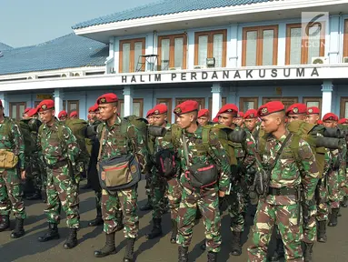 Anggota Kopassus melakukan pengarahan sebelum diterbangkan ke Lombok dari Lanud Halim Perdanakusuma, Jakarta, Senin (30/7). Sebanyak 140 personel Kopassus yang tergabung dalam Pasukan Pendaki Serbu dikerahkan oleh TNI. (Merdeka.com/Iqbal S. Nugroho)