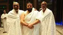 Diketahui, Mike Tyson telah memeluk agama Islam saat ia berada di penjara pada tahun 1992. “Kami sedang dalam perjalanan ke Makkah. Memberkati saudara laki-laki saya Mike Tyson dan ayahnya. Lebih banyak cinta, lebih banyak berkah dan lebih banyak kehidupan. Allah Maha Besar!” tulis DJ Khaled dalam unggahan. (Liputan6.com/IG/@djkhaled)