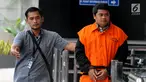 Tangan kanan mantan Bupati Labuhanbatu Pangonal Harahap, Umar Ritonga (kanan) tiba di Gedung KPK, Jakarta, Senin (29/7/2019). Umar Ritonga diperiksa sebagai tersangka terkait membawa lari uang Rp 500 juta dugaan suap proyek di lingkungan Pemda Labuhanbatu. (merdeka.com/Dwi Narwoko)
