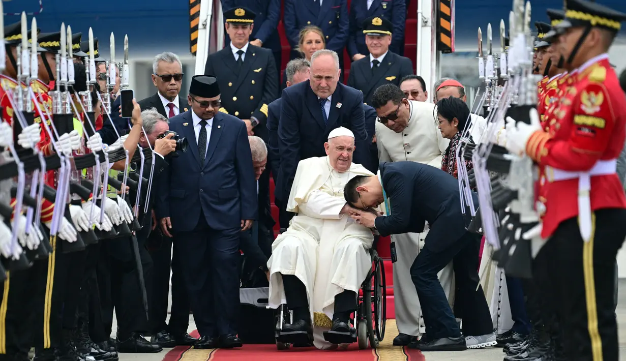 Ini menjadi perjalanan terjauh dalam masa kepausannya pada usia 87 tahun. (Tiziana FABI/AFP)