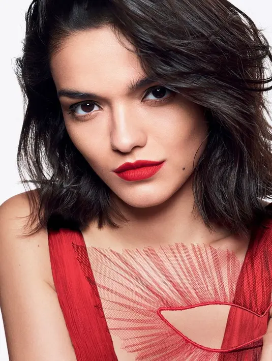 Selanjutnya, ada Rachel Zegler yang menampilkan sisi fierce-nya dengan gaun berwarna merah senada dengan warna bibirnya yang mengenakan lipstik Rouge Dior 999 velvet finish.