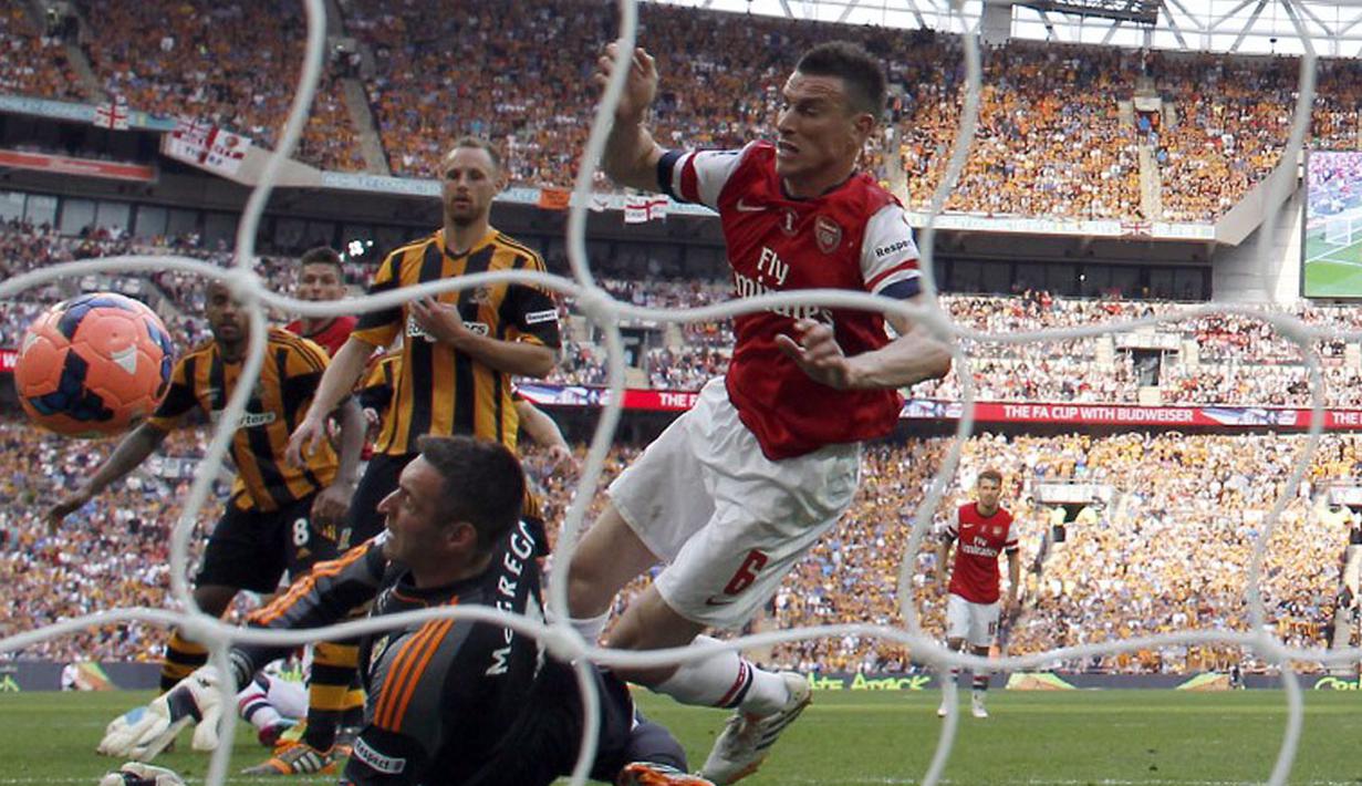 Proses gol yang dicetak pemain belakang Arsenal, Laurent Koscielny (kanan) saat berlaga melawan Hull City di final Piala FA di Stadion Wembley, London, (18/5/2014). (AFP PHOTO/Adrian Dennis)