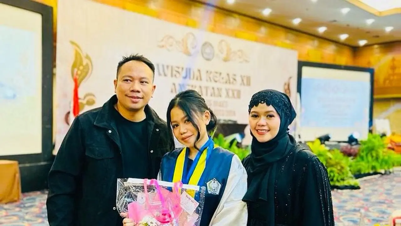 7 Potret Vicky Prasetyo Temani Anak Wisuda SMA, Kompak Bareng Mantan Istri