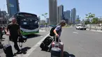 Warga Israel turun dari bus setelah diterbangkan kembali ke Israel dengan penerbangan khusus, pada 18 Juni 2025 di Tel Aviv. (GIL COHEN-MAGEN/AFP)