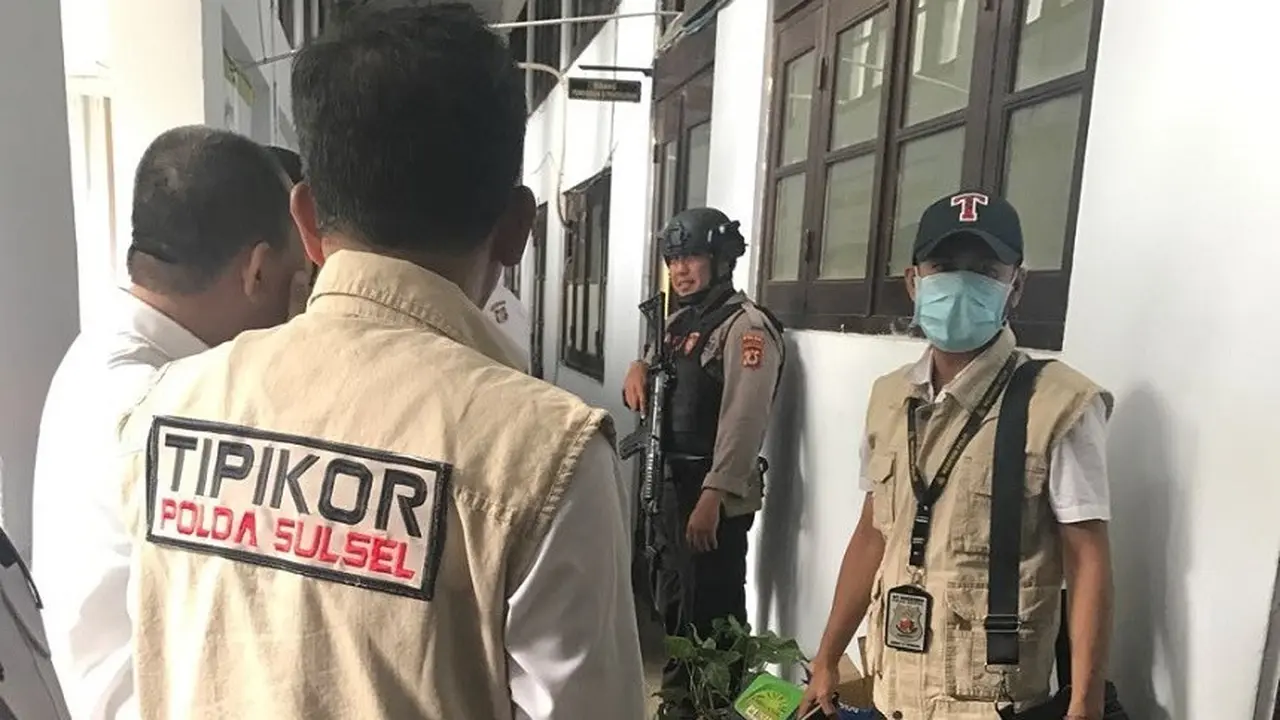 Penyidik Tipikor Polda Sulsel tetapkan istri Wabup Bone, Erniati sebagai tersangka dalam dugaan korupsi proyek PAUD di Kabupaten Bone (Liputan6.com/ Eka Hakim)