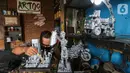 Animator Toto Sihono, membersihkan produk berupa pajangan dari limbah komponen elektronik di Galeri Artos Griya Asri Pamulang, Tangsel, Rabu (16/8/2020). Produk dari limbah elektronik yang digeluti sejak tahun 2016 dijual dengan harga Rp250 ribu hingga Rp350 ribu perbuah. (Liputan6.com/Fery Pradolo)