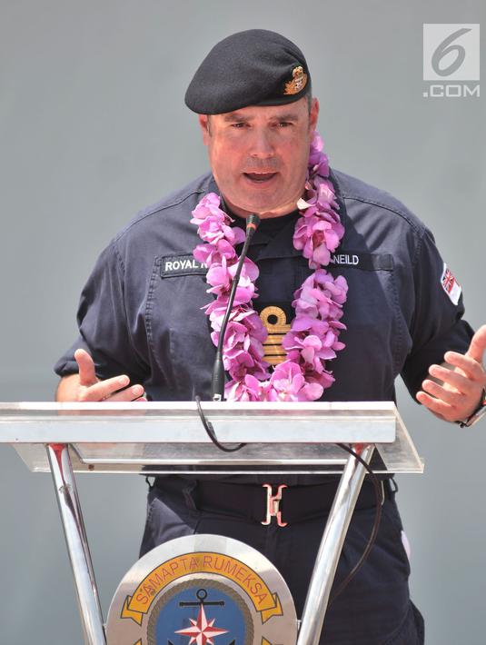 Kapten HMS Albion Tim Nield memberi sambutan saat kedatangan kapal perang HMS Albion di Pelabuhan Tanjung Priok, Jakarta, Minggu (22/4). Kapal HMS Albion rencananya turut ikut latihan gabungan dengan Angkatan Laut Indonesia. (Merdeka.com/Iqbal S. Nugroho)