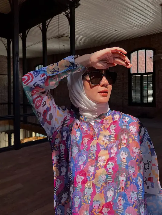 Berpose ala model, Paula Verhoeven tampil ekspresif dengan kemeja colorful dengan sunglasses [@paula_verhoeven]