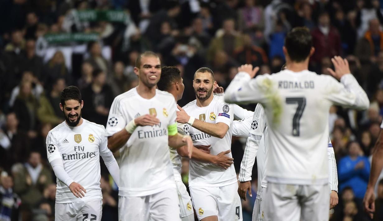 Para pemain Real Madrid merayakan gol  Karim Benzema (tengah) pada lanjutan Liga Champions Grup A di Stadion Satiago Bernabeu, Rabu (9/12/2015) dini hari WIB. (AFP Photo/ Pierre-Philippe Marcou)