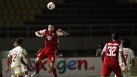 Pemain Persija Jakarta, Marko Simic (tengah) menyundul bola saat melawan PSM Makassar dalam laga leg kedua semifinal Piala Menpora 2021 di Stadion Manahan, Solo, Minggu (18/4/2021). (Bola.com/Ikhwan Yanuar)
