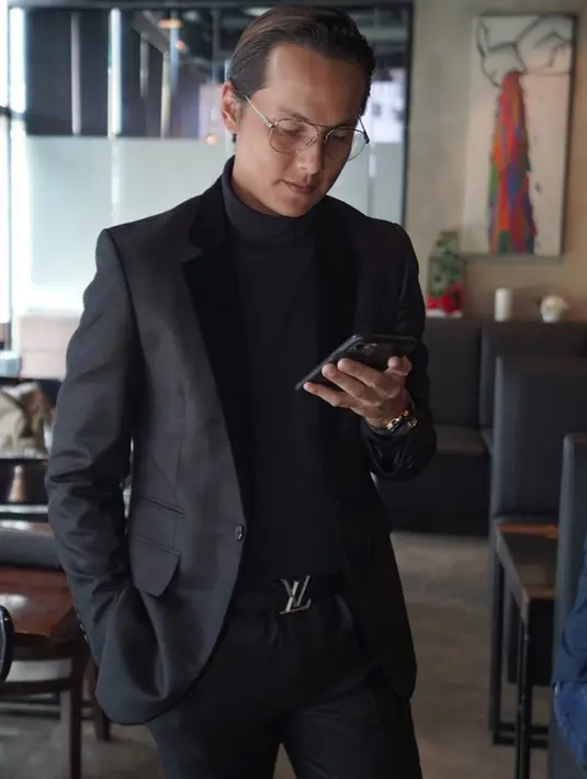 Pemilik nama lengkap Andhika Pratama Subagyo ini terbilang cukup sering mengunggah gaya penampilan di Instagramnya. Kali ini Andhika tampil menawan dengan mengenakan setelan jas hitam. Penampilannya pun menuai pujian dari warganet. (Liputan6.com/IG/@andhiiikapratama)