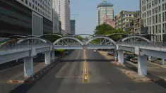 Sebuah mobil melintasi jalanan yang kosong di pusat Kota Yangon, Myanmar, Rabu (24/3/2021. Demonstran antikudeta mencoba taktik baru yang mereka sebut pemogokan 'diam', menyerukan orang-orang untuk tinggal di rumah dan menutup bisnis. (AP Photo)
