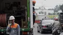 Petugas PLN mendatangi Istana Bogor untuk melakukan pengecekan trafo secara rutin , Jawa Barat, Rabu (403/2015). PLN Bogor berencana menambah dua penyulang dengan kapasitas 20KV untuk mendukung kinerja Presiden Joko Widodo.(Liputan6.com/Andrian M Tunay)