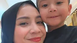 Potret Nagita bersama anak keduanya, Rayyanza. Istri Raffi Ahmad itu tampil cantik mengenakan hijab pasmina berwarna hitam&nbsp;(Foto: Instagram/ raffinagita1717)