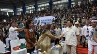 Menhan Prabowo Subianto memenuhi undangan Rakerda Asosiasi Pemerintah Desa Seluruh Indonesia (APDESI) Jawa Barat (Jabar) 2023 di GOR C-Tra Arena Bandung, Kamis (23/11/2023).(Merdeka.com/ Muhammad Genantan Saputra)