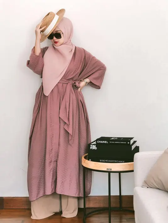 Gaya OOTD Dian Pelangi dengan busana bertema pink ini juga menarik perhatian publik. Menggunakan kacamata dengan bingkai besar, ia juga memadukan penampilannya dengan sebuah topi. (Liputan6.com/IG/@dianpelangi)