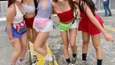 Sejumlah gadis berpose di depan panggung saat menghadiri hari ke 2 Festival Budweiser Made in America 2017 di Benjamin Franklin Parkway di Philadelphia, Pennsylvania (3/9). (Lisa Lake/Getty Images for Anheuser-Busch/AFP)