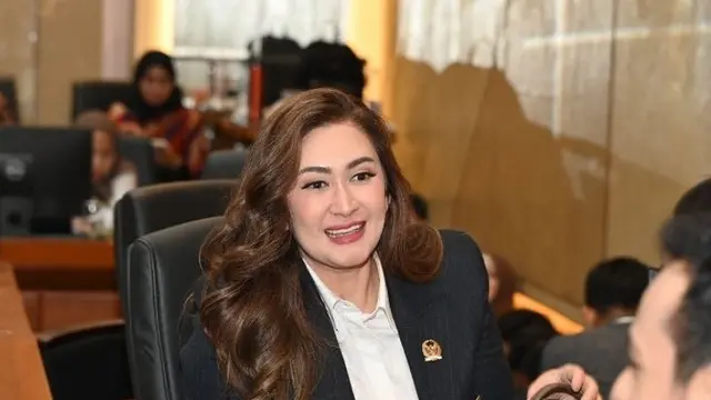 Office Look Nafa Urbach saat Ngantor di Gedung DPR RI. [@nafaurbach]