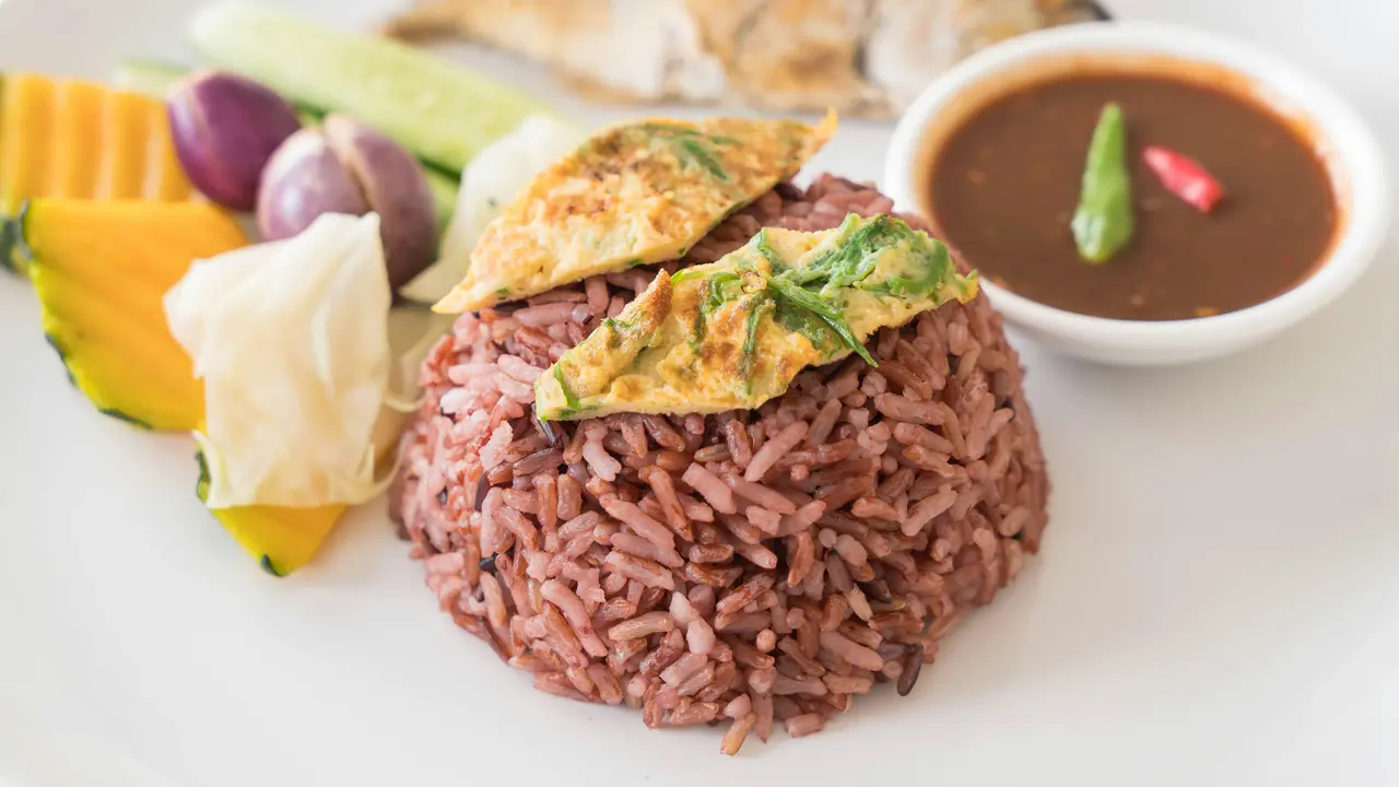 3 Inspirasi Menu Bekal Makan Siang Sehat dan Murah untuk di Kantor (Foto dok : Freepik/topntp26)