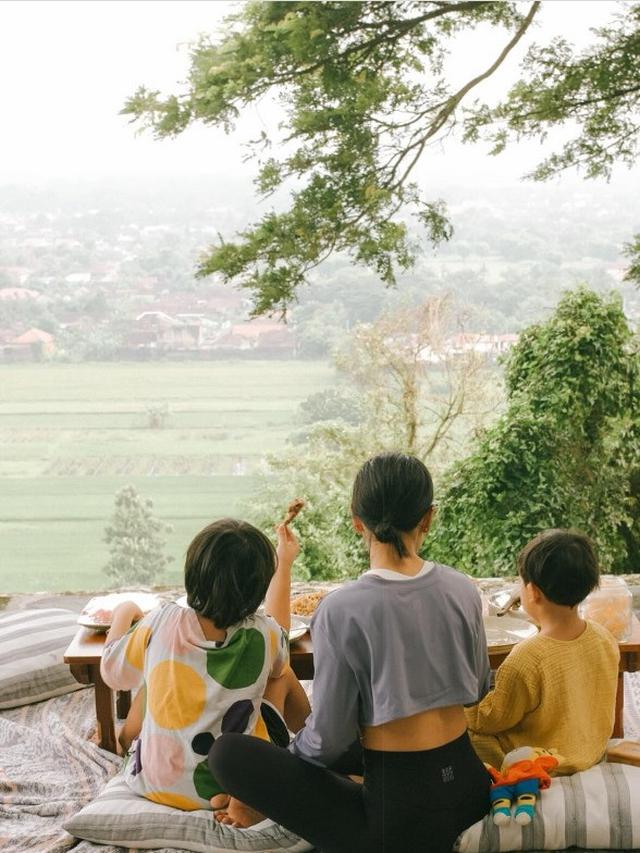 Potret Andien dan anak-anak di Yogyakarta (Sumber: Instagram/andienaisyah)