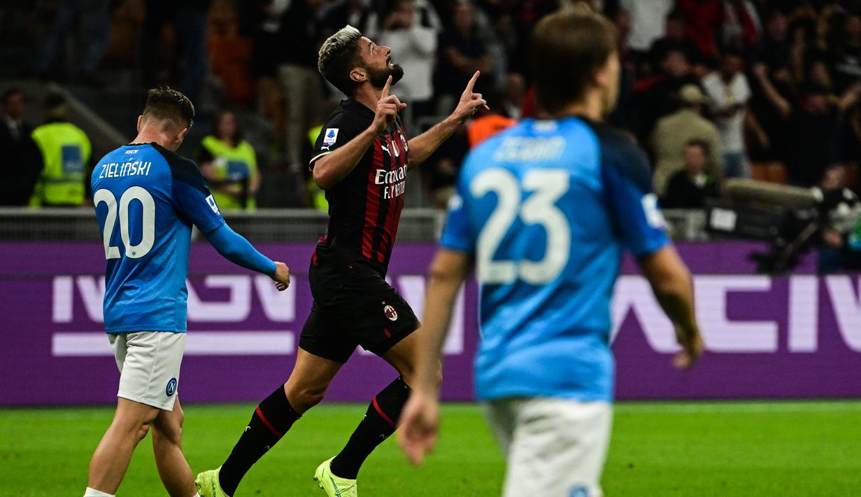Penyerang AC Milan, Olivier Giroud melakukan selebrasi setelah mencetak gol penyeimbang saat melawan Napoli pada pertandingan lanjutan Liga Serie A Italia di stadion San Siro di Milan, Senin (19/9/2022). Napoli menang tipis atas AC Milan 2-1. (AFP/Miguel Medina)