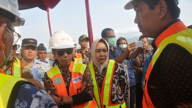 Menteri BUMN Rini Sumarno meninjau pembangunan Bandara Jenderal Besar Soedirman. (Foto: Liputan6.com/Humas Protokol PBG/Galoeh-Muhamad Ridlo)