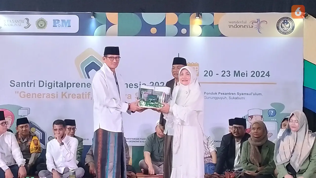 Sandiaga Uno menerima cinderamata dari santri Lemka Sukabumi, di Ponpes Syamsul Ulum Kota Sukabumi (Liputan6.com/Fira Syahrin).