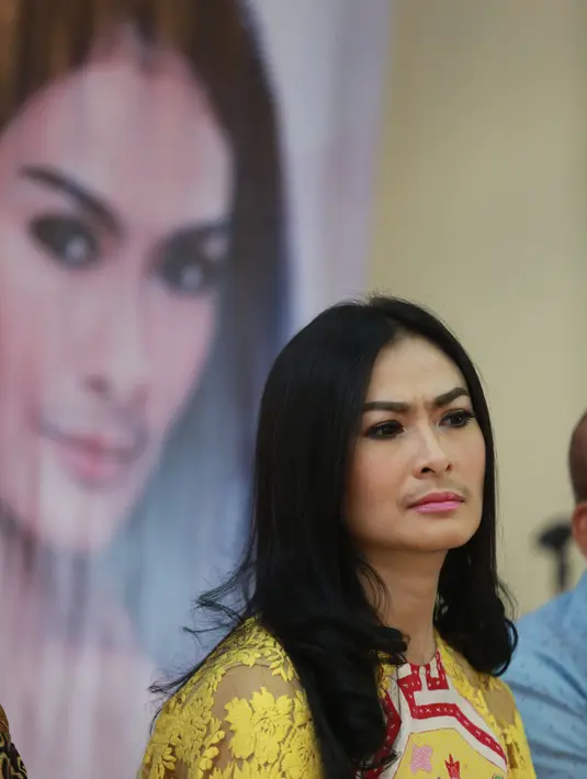 Lagu India Tum Hi Ho (Demi Kamu), dan Sun Raha Hai (Saat Kurindu) itu digarap bersama dengan Ashraf teman duet Iis saat membawakan single  Kuch Kuch Hotta Hai beberapa tahun lalu. (Adrian Putra/Bintang.com)