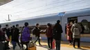 Para penumpang menunggu menaiki kereta cepat di Stasiun Huanxian, yang berada di sepanjang jalur kereta yang menghubungkan Yinchuan dan Xi'an, di Wilayah Huanxian, Provinsi Gansu, China (26/12/2020). Kereta ini dapat melaju hingga 250 km per jam. (Xinhua/Zhang Yongxin)