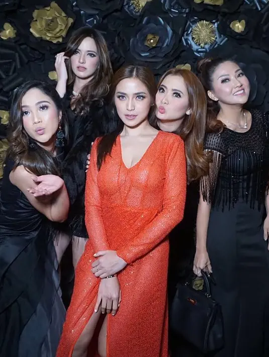 Tepat di tanggal 29 Januari 2018, wanita yang akrab disapa Jedar ini bersama teman-temannya membuat sebuah perayaan di salah satu hotel mewah di Jakarta. Jedar tampil cantik dengan gaun merahnya. (Instagram)