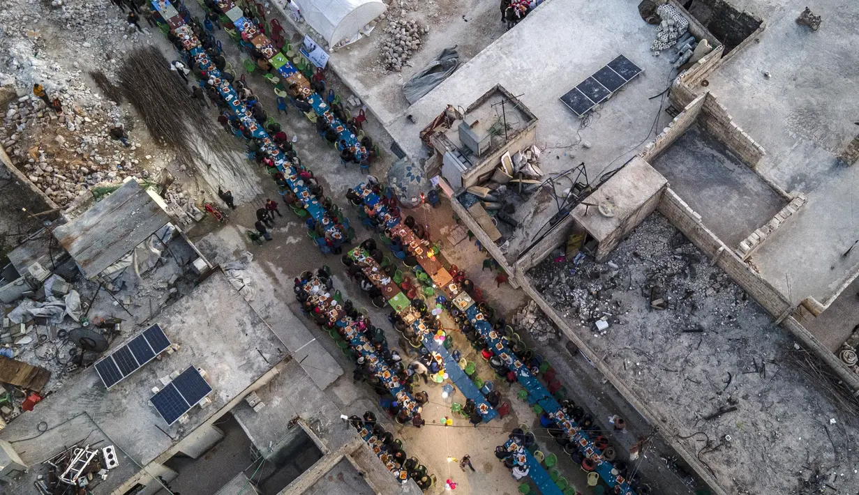 Tim penyelamat melaporkan terdapat sedikitnya 42 orang tewas akibat bencana di kota terpadat Suriah, Aleppo tersebut. (AFP/Aaref Watad)