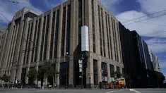 Markas besar perusahaan di San Francisco yang sebelumnya dikenal sebagai Twitter terlihat pada Senin, 31 Juli 2023. Tanda "X" yang berkedip terang telah dicopot dari kantor pusat perusahaan yang sebelumnya bernama Twitter di San Francisco, hanya beberapa hari setelah dipasang. (AP Photo/Godofredo A. Vásquez)