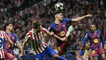 Bek Atletico Madrid, Robin Le Normand (kiri), berebut bola dengan bek Barcelona, Gerard Martín selama pertandingan leg kedua perempat final Liga Champions 2025/2026 antara Club Atlético de Madrid dan FC Barcelona di Stadion Metropolitano, Madrid, pada 14 April 2026. (Javier SORIANO / AFP)