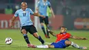 Duel panas terjadi antara Chile melawan Uruguay pada pertandingan perempat final Copa Amerika 2015 di National Stadium, Santiago, Chile, (25/6/2015). Chile melaju ke semifinal usai mengalahkan Uruguay 1-0. (REUTERS/Ivan Alvarado)