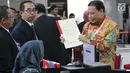 Ketua Bawaslu RI, Abhan (kanan) saat menyerahkan alat bukti untuk menghadapi perselisihan hasil Pilpres 2019 di Gedung Mahkamah Konstitusi, Jakarta, Rabu (12/6/2019). Bawaslu menyerahkan 134 alat bukti serta keterangan setebal 151 halaman. (Liputan6.com/Helmi Fithriansyah)