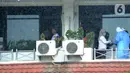 Tim paramedis dari Sudinkes Jakarta Selatan melakukan pemeriksaan kesehatan berkala kepada pasien Covid-19 yang berstatus sebagai OTG di Graha Wisata Ragunan, Senin (14/12/2020). Sebanyak 13 pasien OTG Covid-19 saat ini menjalani isolasi mandiri di Graha Wisata Ragunan. (merdeka.com/Arie Basuki)