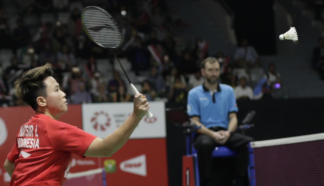 Pebulutangkis Indonesia, Lilyana Natsir, mengembalikan kok saat melawan pasangan India pada Indonesia Masters 2019 di Istora Senayan, Jakarta, Selasa (22/1). Tontowi / Lilyana lolos ke babak kedua. (Bola.com/M. Iqbal Ichsan)
