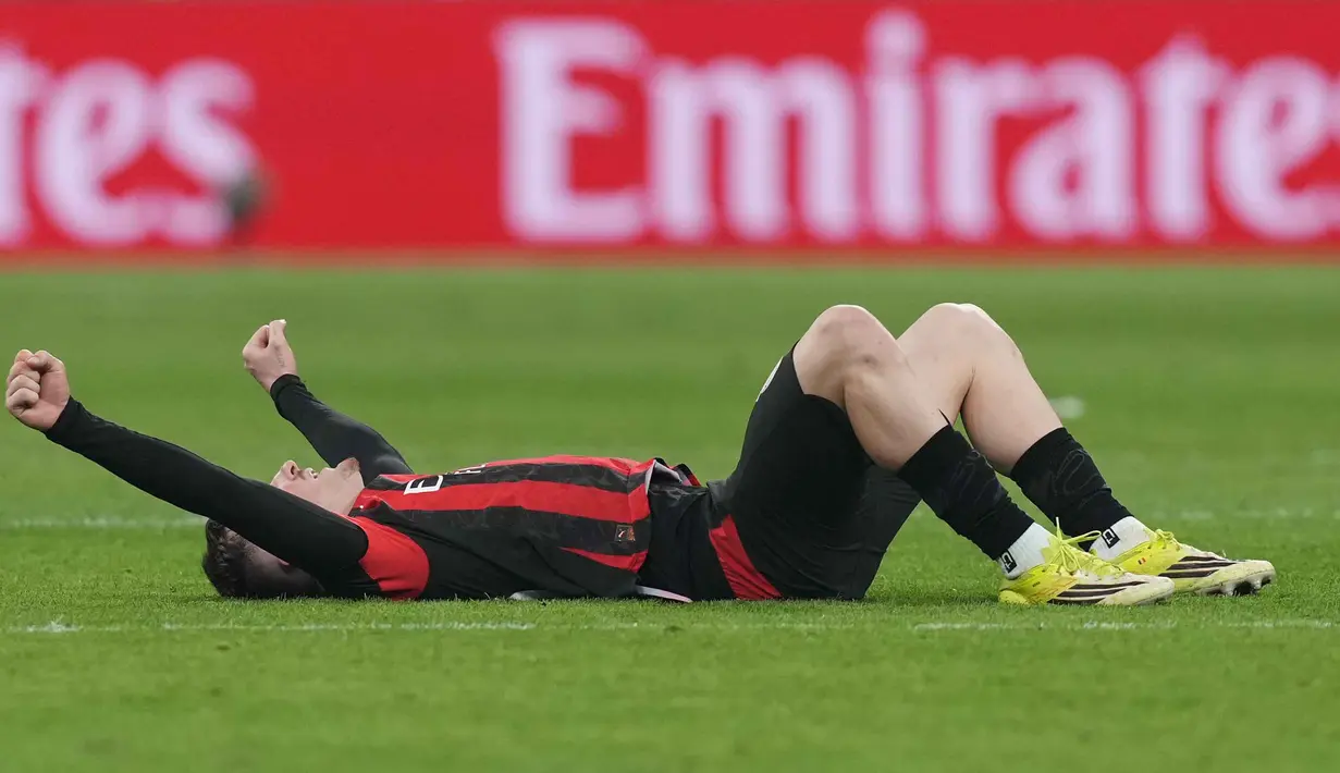 Skor tidak berubah, 1-0 untuk keunggulan AC Milan. Tampak dalam foto, pemain AC Milan, Alexis Saelemaekers merayakan kemenangan setelah pertandingan pekan ke-28 Serie A Italia 2025/2026 melawan Inter Milan, di Stadion San Siro, Minggu 8 Maret 2026 waktu setempat atau Senin (9/3/2026) dini hari WIB. (AP Photo/Antonio Calanni)