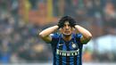 Penyerang Inter Milan, Adam Ljajic, tampak kecewa usai takluk dari Sassuolo 0-1 pada laga Serie A di Stadion San Siro, Italia, Minggu (10/1/2016). Gol tunggal Sassuolo dicetak melalui penalti pada menit ke-90+5. (AFP/Alberto Pizzoli)