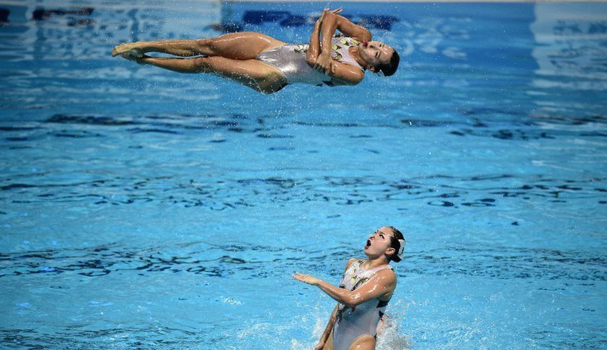 Tim putri Tiongkok beraksi di nomor final Team Free Combination renang indah Kejuaraan Dunia Akuatik 2015 di Kazan, Rusia. (1/8/2015). (AFP Photo/Martin Bureau)